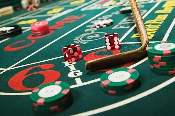 Antarmuka aplikasi topjitu menampilkan pertandingan Liga 1, permainan live dealer, dan menu pembayaran